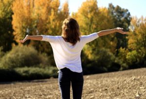 jeune femme, bras ouverts au soleil